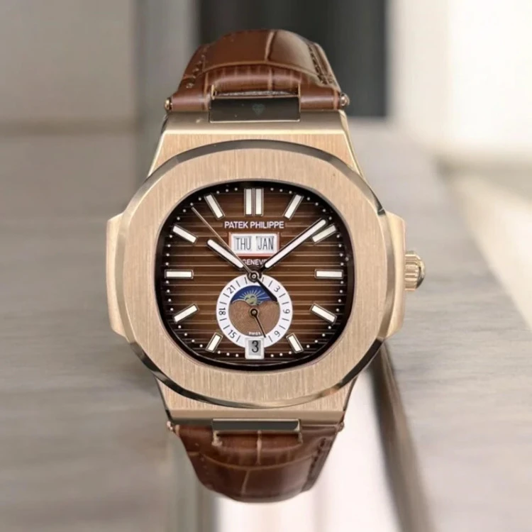 ساعت پتک فیلیپ ناتیلوس تقویم سالانه رزگلد صفحه قهوه ای بند چرمی patek philippe nautilus