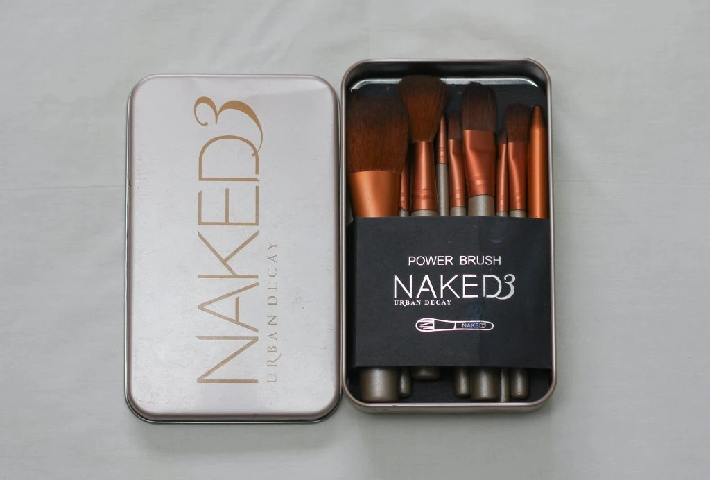 ست برس آرایش با جعبه های فلزی NAKED 3 (15cm x 9cm)