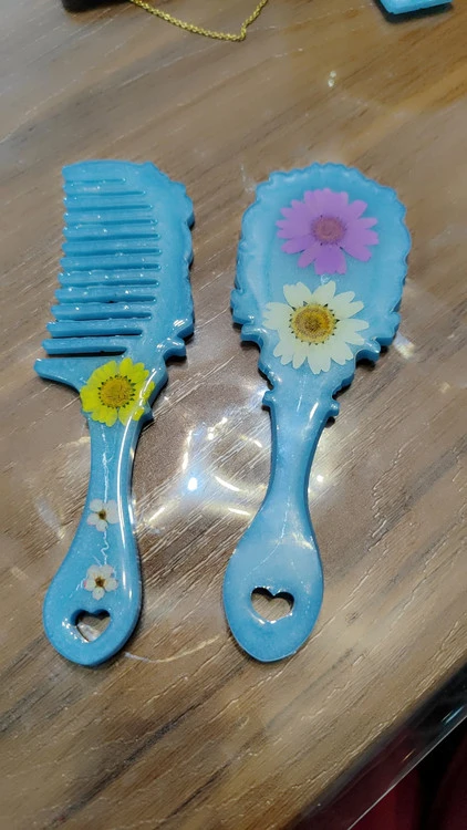 ست شانه و آینه رزینی با گل طبیعی بابونه