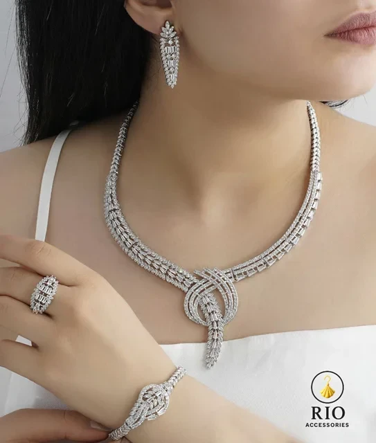 سرویس بدلیجات زنانه فول نگین شیک با طراحی خاص