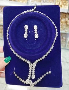 سرویس جواهری زنانه استیل نقره‌ای مدل پرنس (Prince) طرح نگین هندسی