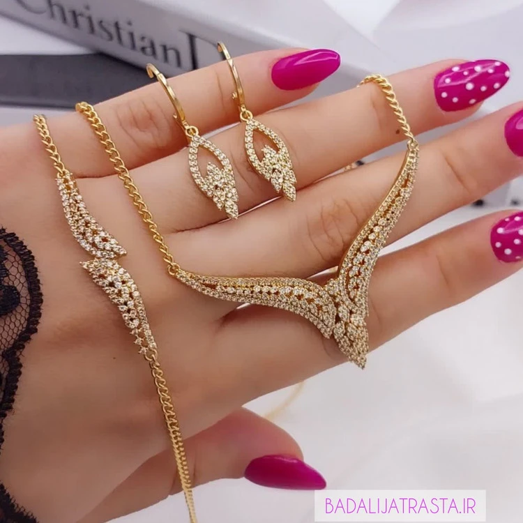 سرویس جواهری زنانه برند شین مدل برگ دوباله نگین اتریشی ویژگی‌ها