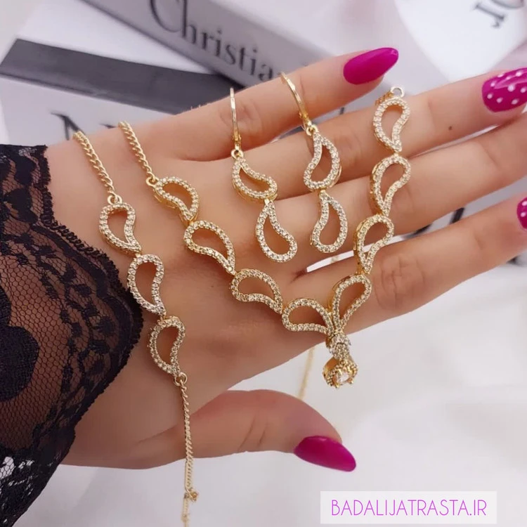 سرویس جواهری زنانه شین با طراحی موجی و نگین‌های اتریشی ریز