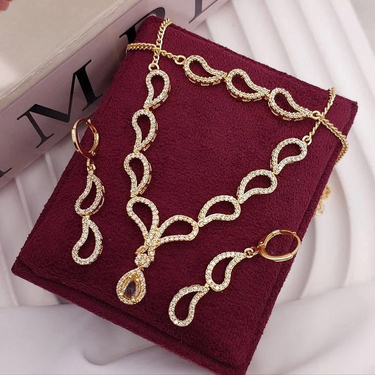 سرویس جواهری زنانه،مارک شین،یکسال کارت ضمانت،در دو رنگ طلایی و نقره ای💍