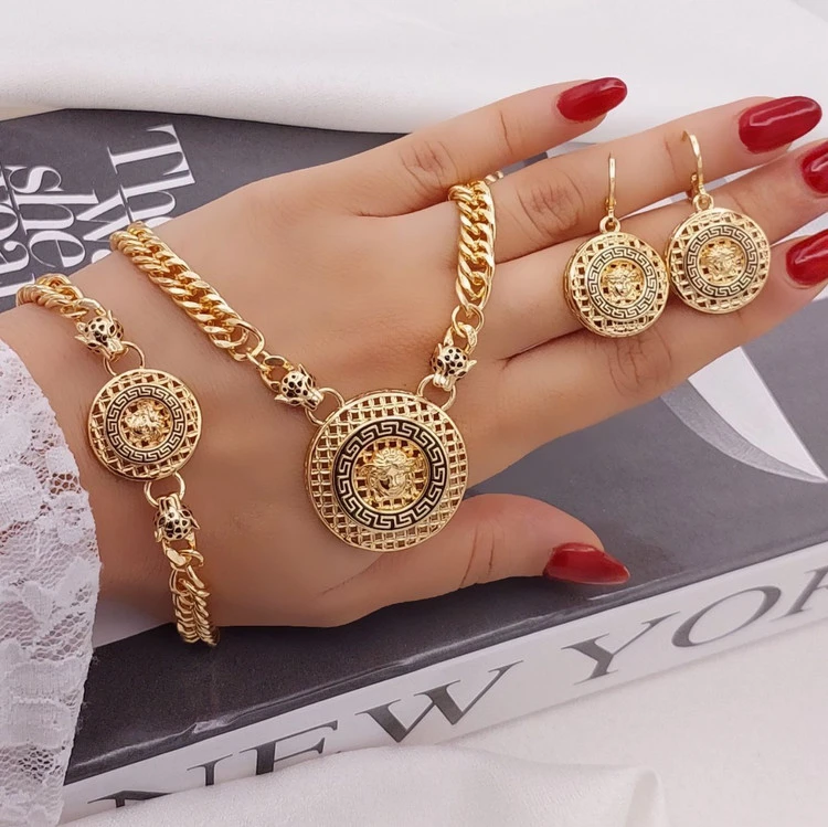 سرویس زنانه طرح طلا مدل ورساچه کارتیر لوکس