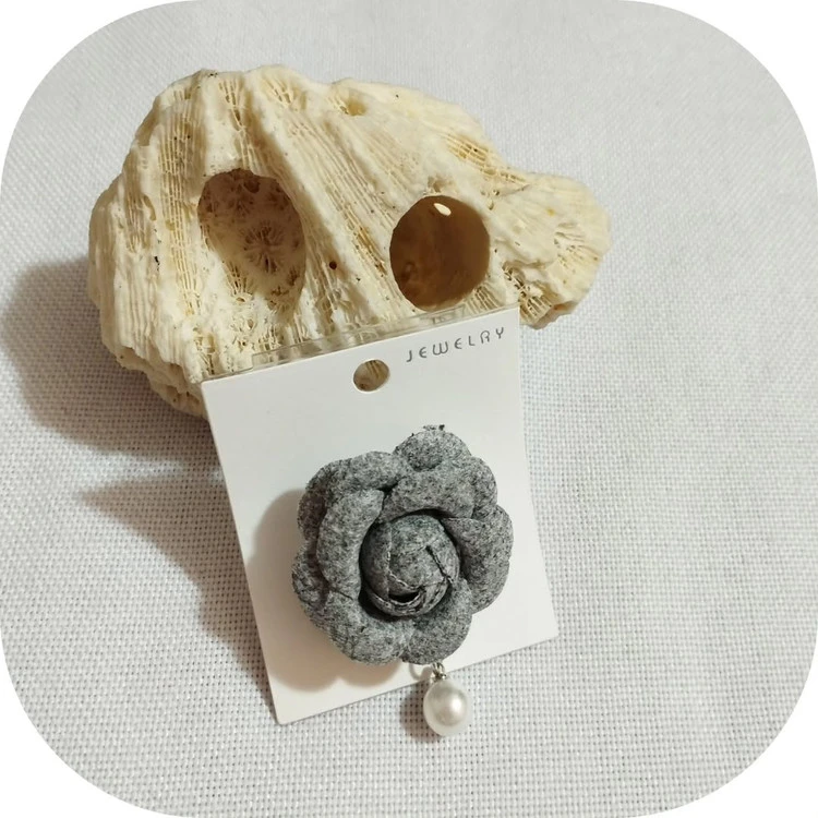 سنجاق سینه طرح گل جنس پارچه ای