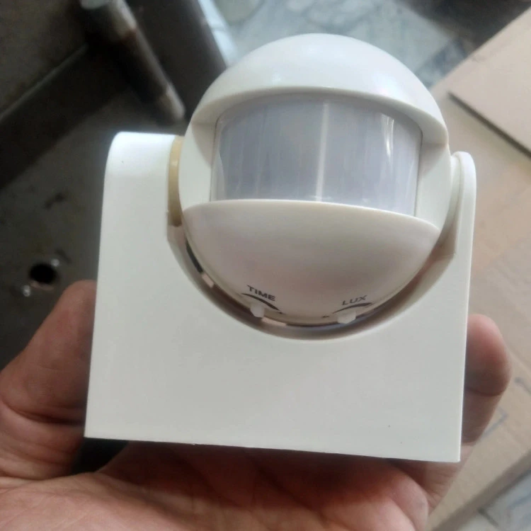 سنسور حرکتی ZFR روکار دیواری زمان دار