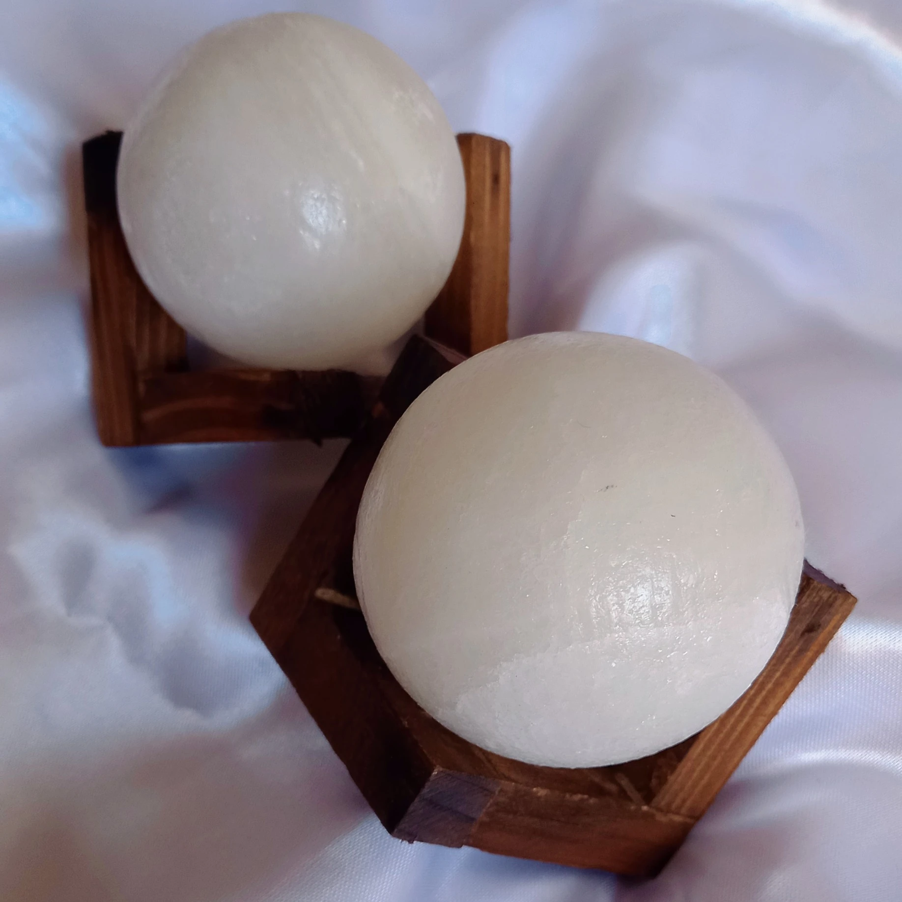 سنگ نمک طبیعی رومیزی همراه پایه چوب