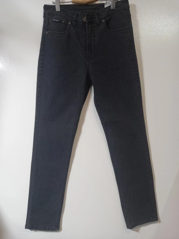 شلوار جین مردانه راسته کلاسیک رانگلر اقتصادی ( Wrangler REGULAR ) رنگ زغالی کد WEC02
