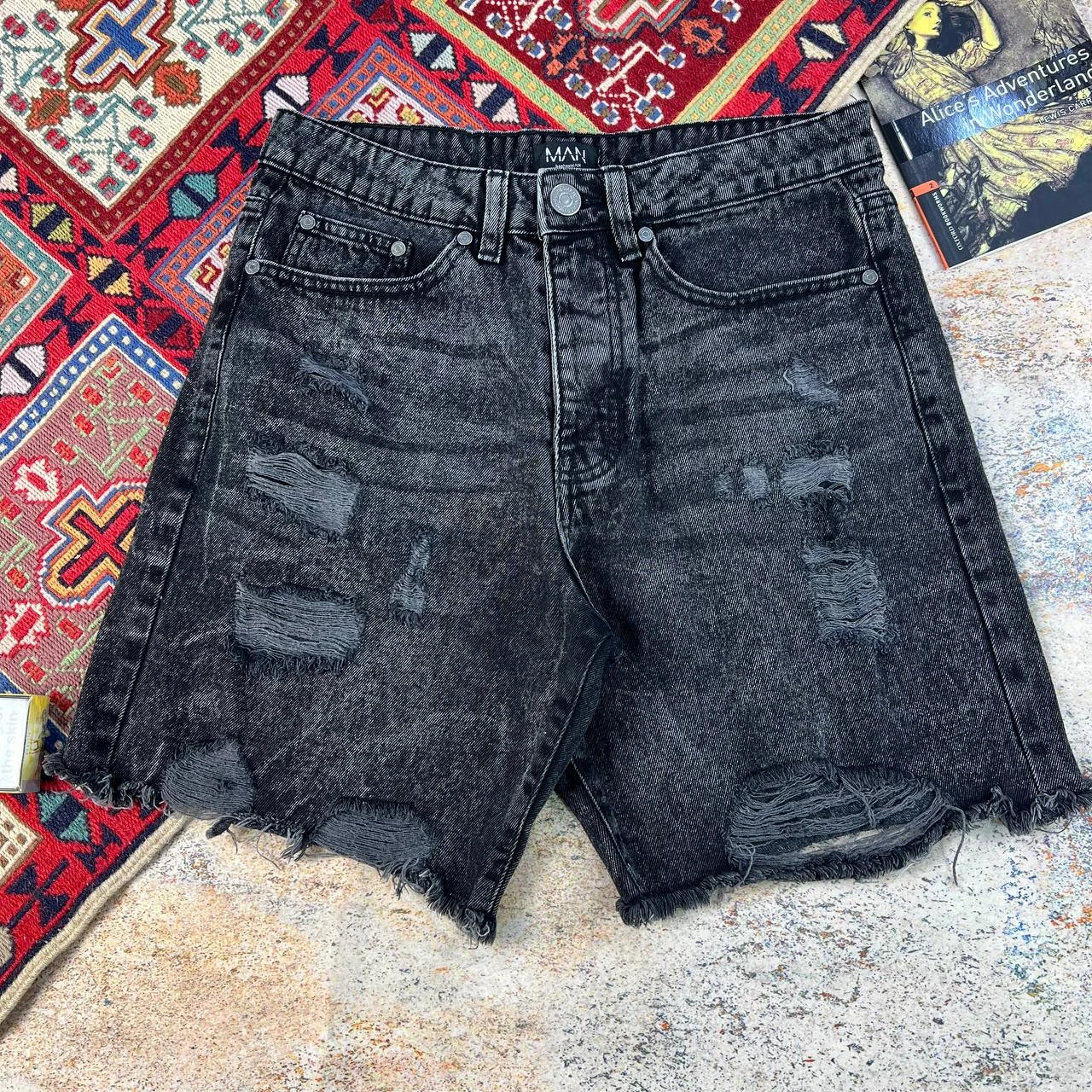 شلوارک جین اورجینال برند boohooMAN مشکی زاپ‌دار- سایز 30- استوک مارکباز