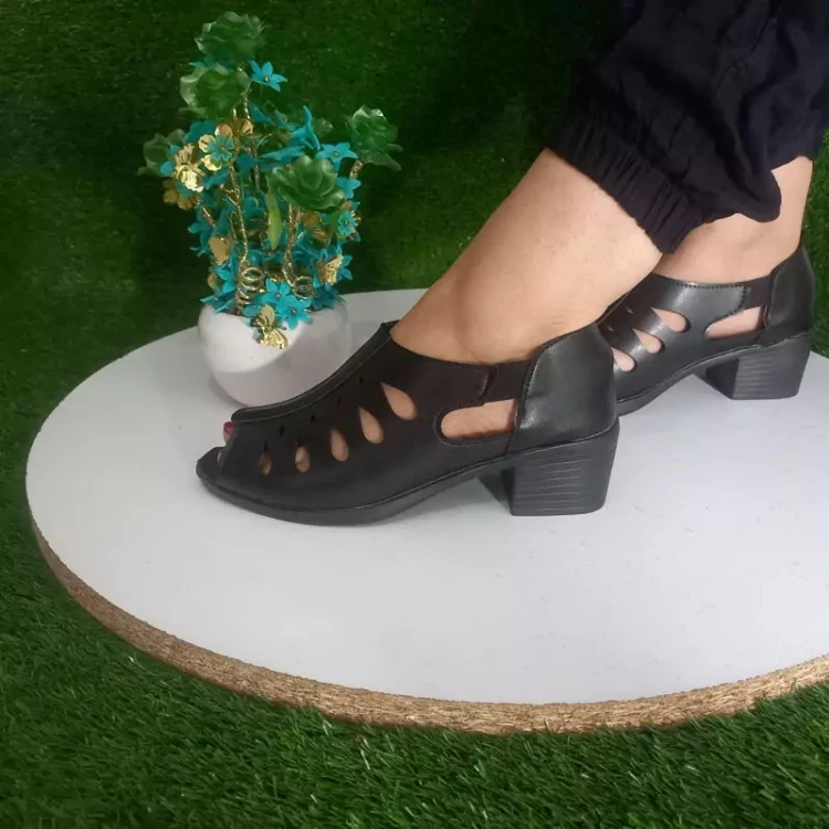 صندل زنانه مشکی مدل چشمی اشکی کد ۱۲۶