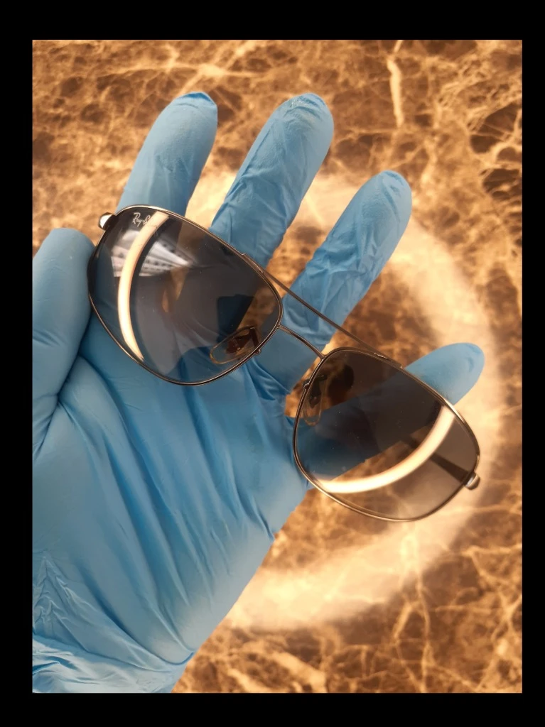 عینک آفتابی خلبانی ری‌بن با فریم فلزی نقره‌ای و عدسی دودی: Ray-Ban Aviator Sunglasses – Silver Frame with Crystal Grey Lenses