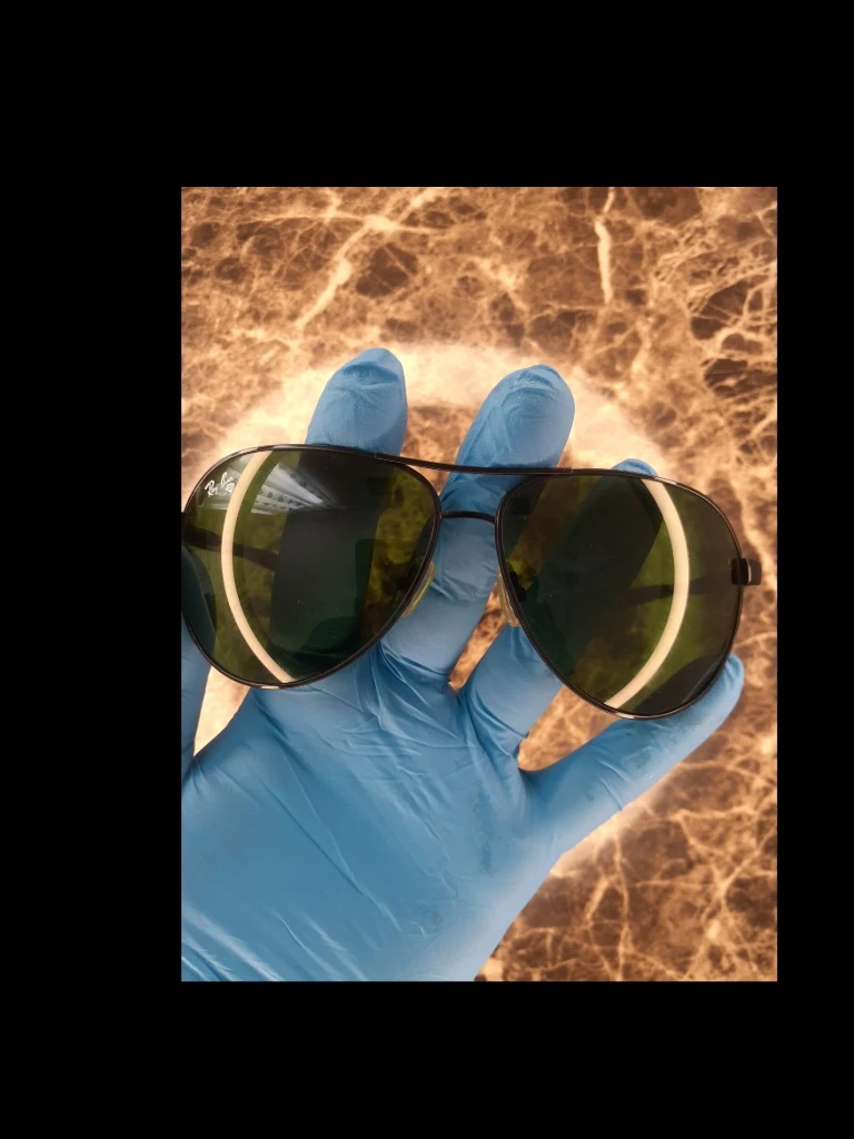 عینک آفتابی خلبانی ری‌بن با فریم مشکی و عدسی شیشه‌ا: Ray-Ban Aviator Sunglasses – Black Frame with Crystal Green Lenses