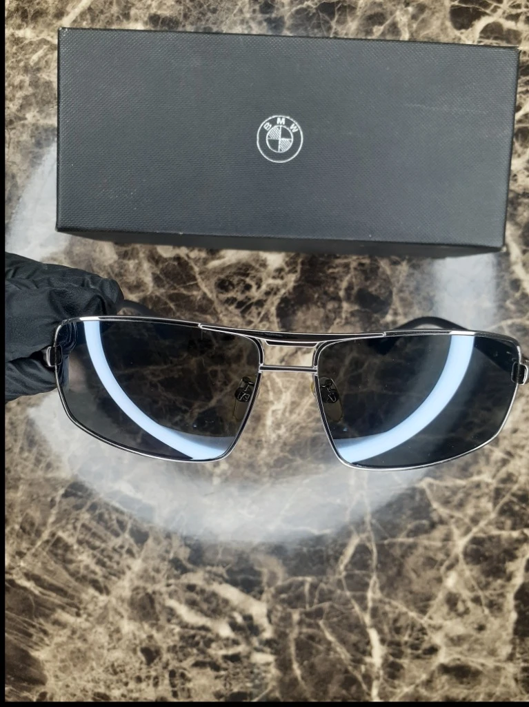 عینک آفتابی مردانه بی‌ام‌و  اصل - فریم مشکی با accents نقره‌ای و لنز تیره   BMW Men's Sunglasses -