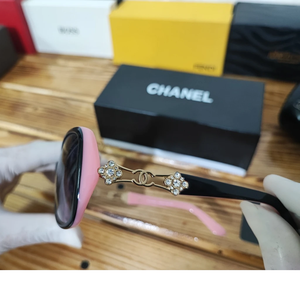 عینک افتابی اورجینال شانل   chanel  مشکی  صورتی