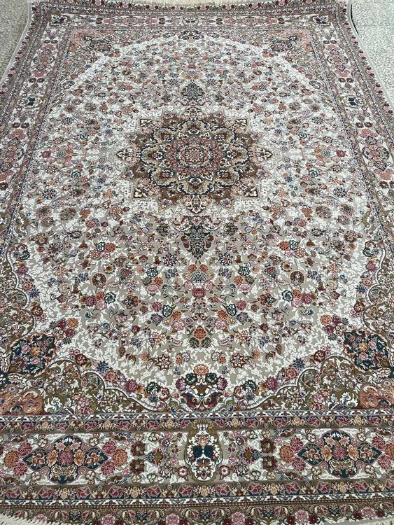 فرش ۱۲ متری قالی سلیمان | طرح کلاسیک ترنجی نقره‌ای کرم با ۱۲۰۰ شانه