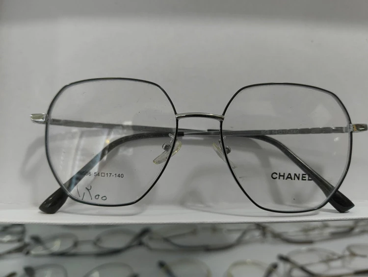 فریم طبی فلزی تیتانیومی برند CHANEL (شنل) رنگ نقره‌ای