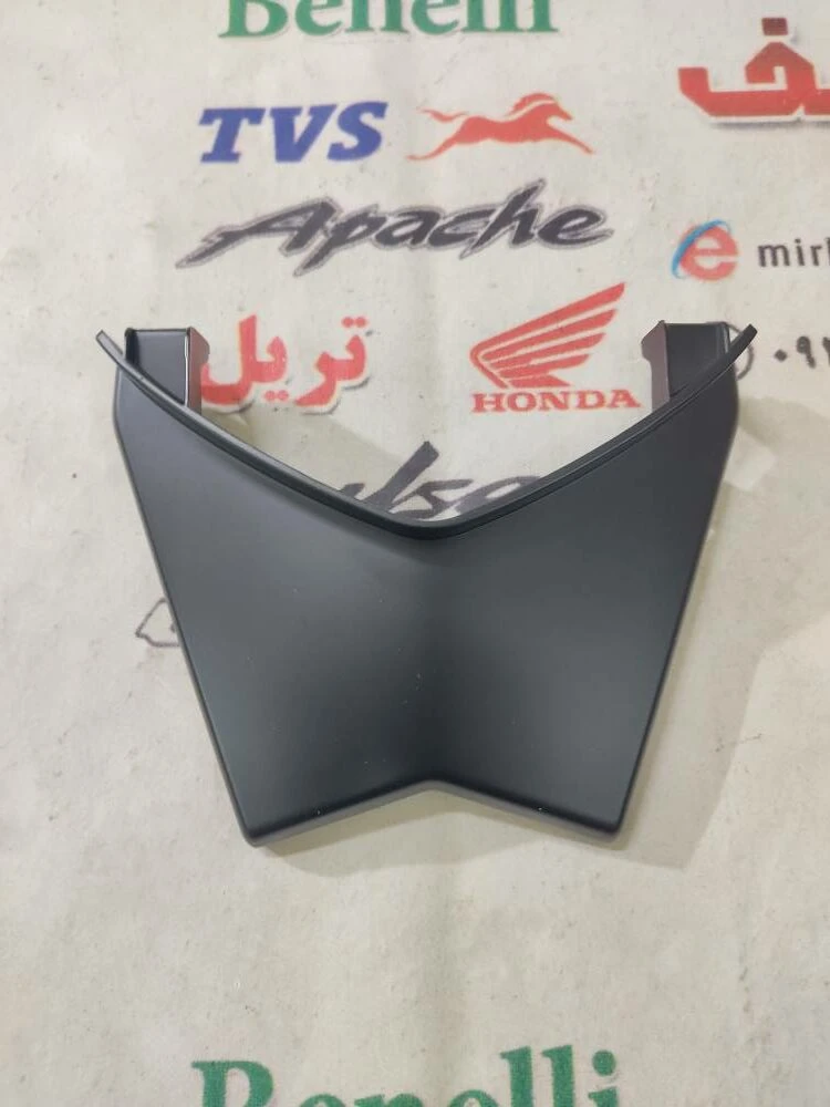 قاب بین (کاور فلاپ دمی) گیتاری زیر زین بالای روی چراغ خطر عقب موتور sym گالکسی na اصلی