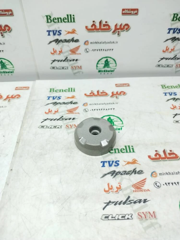 قاب درب پوش وسط (پیچ) روی کرپی بالا موتور پالس rs 200 ار اس اصلی