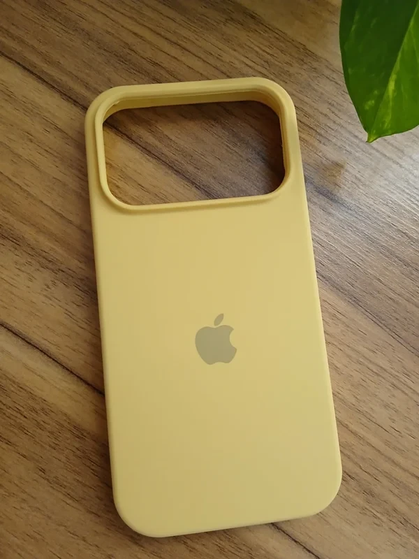 قاب سیلیکون اورجینال پاک کنی زرد iphone17 pro