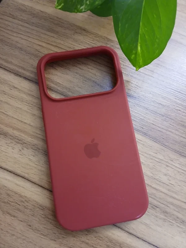 قاب سیلیکون اورجینال پاک کنی زرشکی iphone 17 pro
