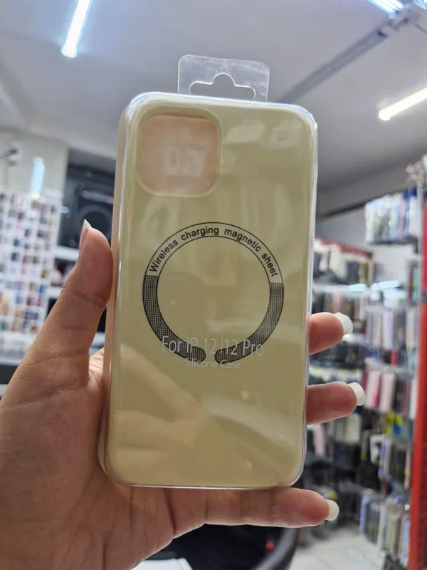قاب سیلیکون اورجینال پاک کنی مگ سیف دار زرد iPhone ۱۲/12pro