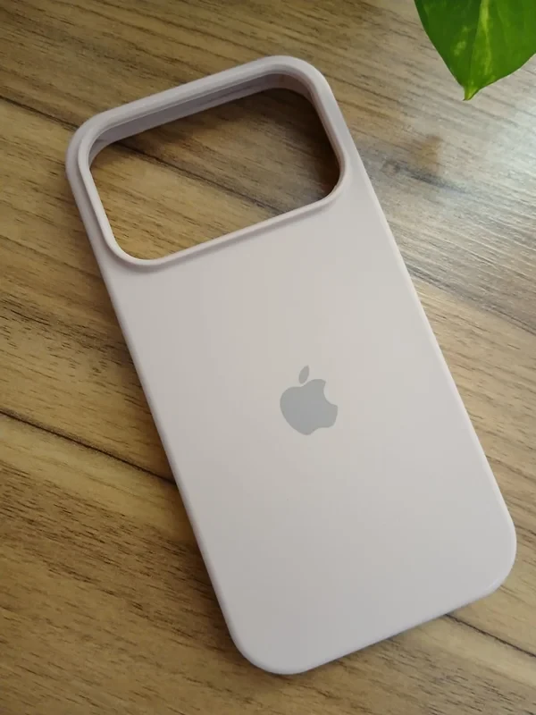 قاب سیلیکون اورجینال پاک کنی کرمی iphone 17 pro