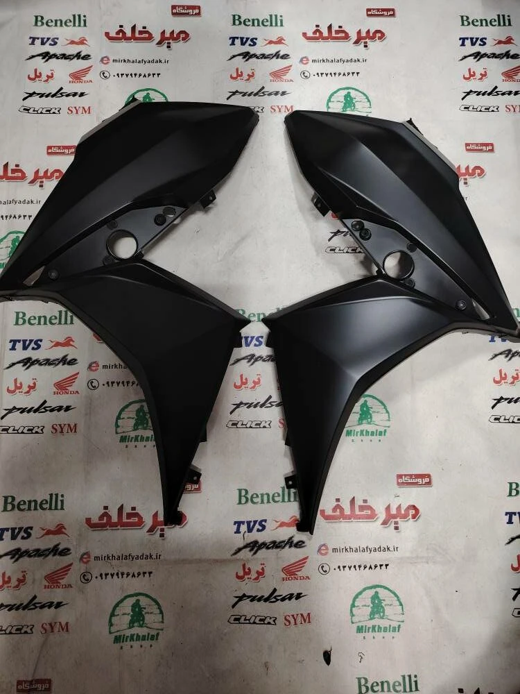 قاب (کاور فلاپ) بغل بلوری چراغ جلو موتور sym گالکسی j 200 جی مشکی مات اصلی (سمت چپ)