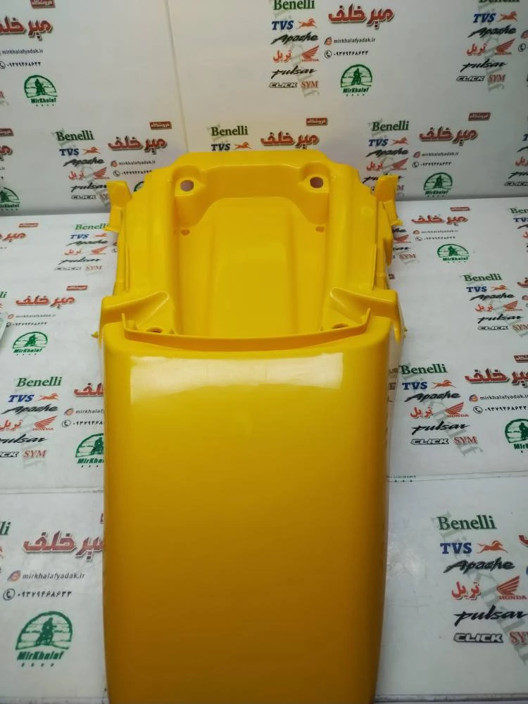 قاب (کاور فلاپ) دمی گلگیر روی بالای چراغ خطر عقب موتور تریل گلد رادیسون زرد طلایی