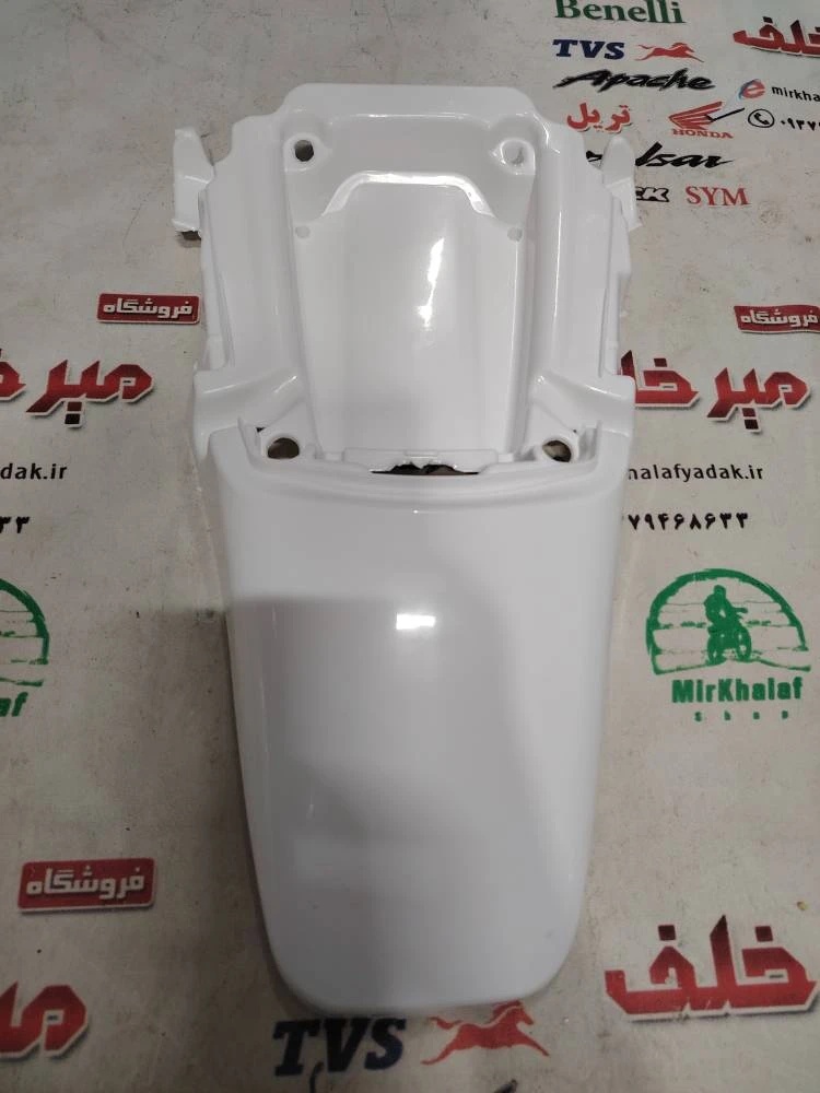 قاب (کاور فلاپ) دمی گلگیر روی بالای چراغ خطر عقب موتور تریل گلد رادیسون سفید