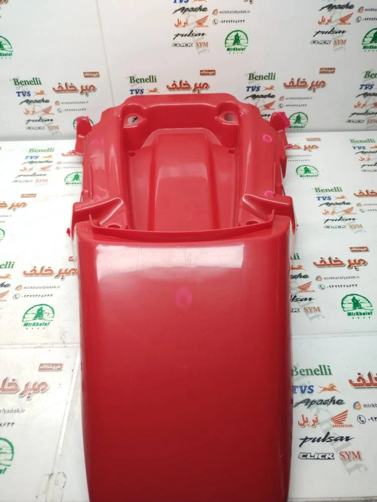 قاب (کاور فلاپ) دمی گلگیر روی بالای چراغ خطر عقب موتور تریل گلد رادیسون قرمز