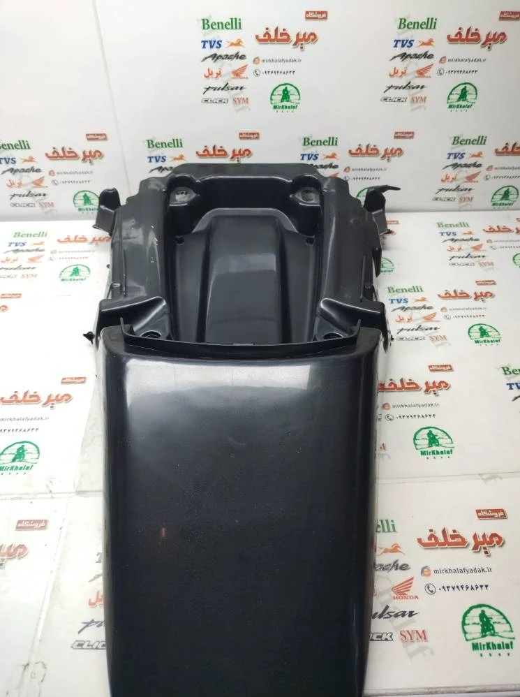 قاب (کاور فلاپ) دمی گلگیر روی بالای چراغ خطر عقب موتور تریل گلد رادیسون مشکی