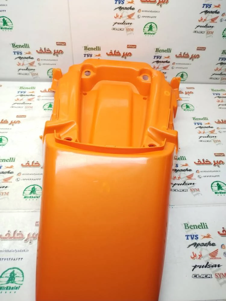 قاب (کاور فلاپ) دمی گلگیر روی بالای چراغ خطر عقب موتور تریل گلد رادیسون نارنجی