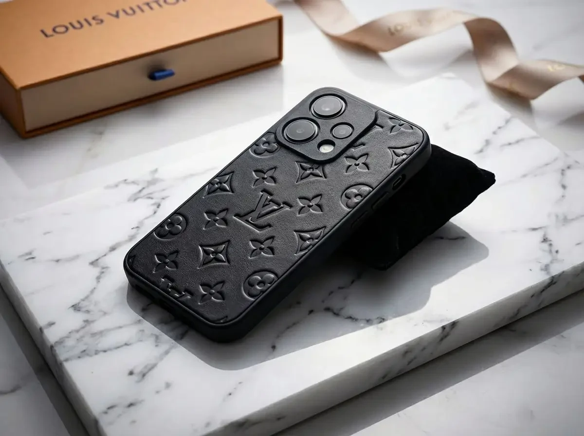 قاب گوشی طرح چرمی Louis vuittion مناسب برای مدل XIAOMI NOTE 13 4G – مشکی