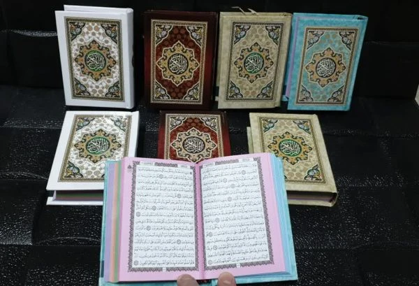 قرآن کریم نیم جیبی سلفون – خط عثمان طه، ۱۵ سطر، کاغذ رنگی، بدون ترجمه