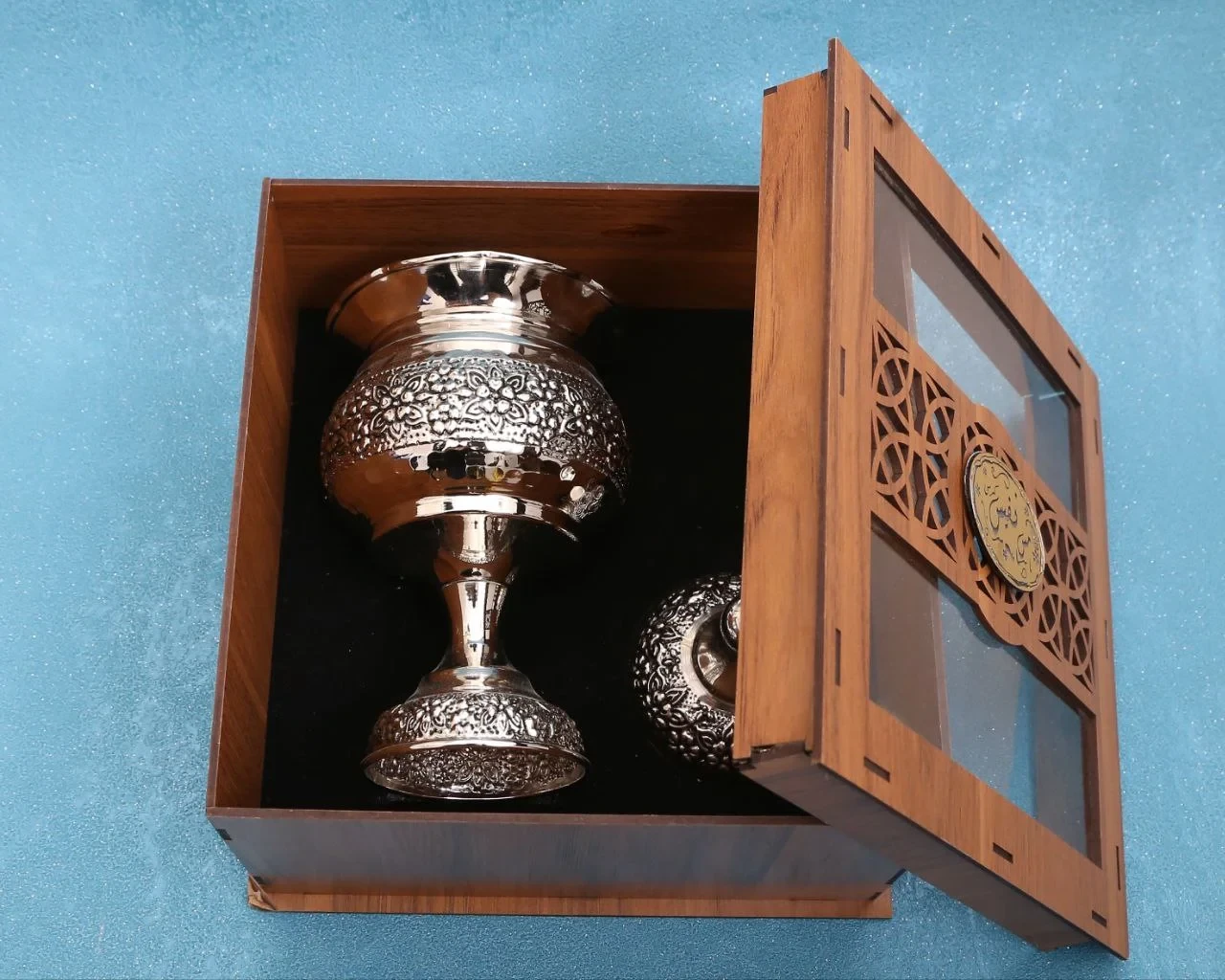 قندان مسی پایه دار گلسا با آبکاری کروم همراه با جعبه سه بعدی چوبی