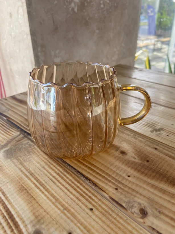 لیوان پیرکس عسلی طرح دالبری