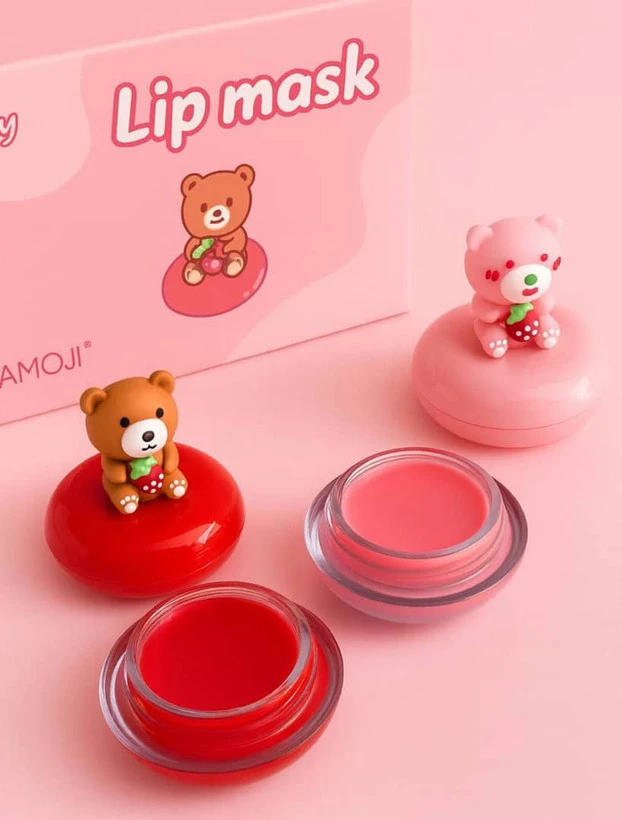 ماسک لب هوداموجی مدل خرسی توت‌فرنگی (HUDAmoji Lip Mask – Strawberry Bear)