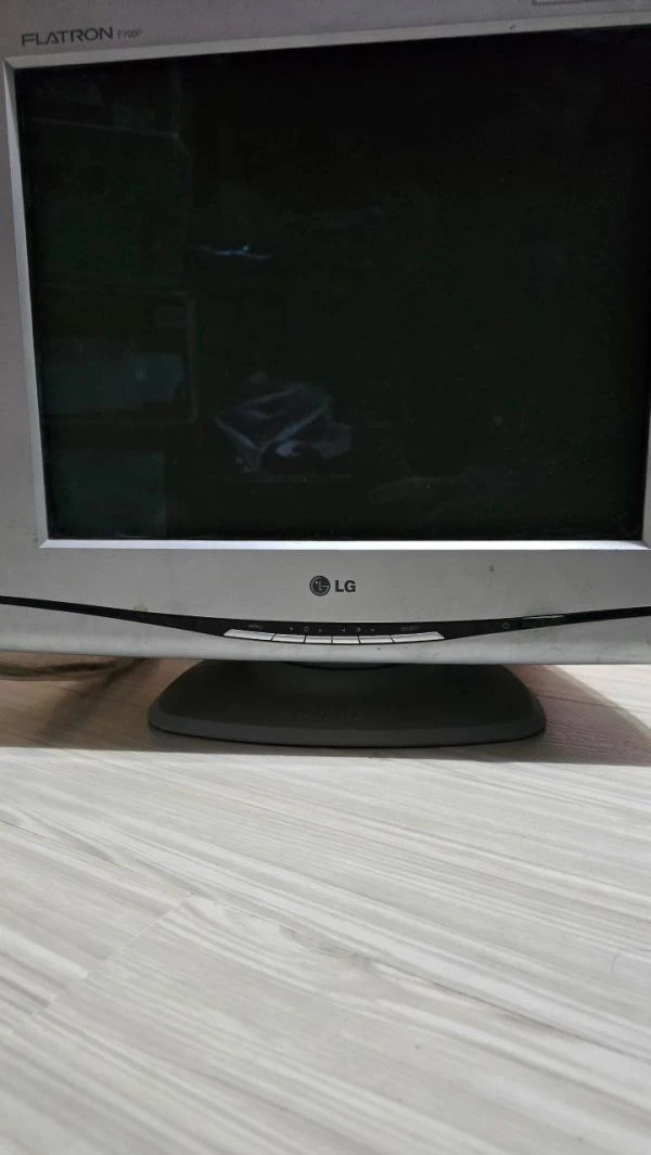 مانیتور 17 اینچ ال جی 700P