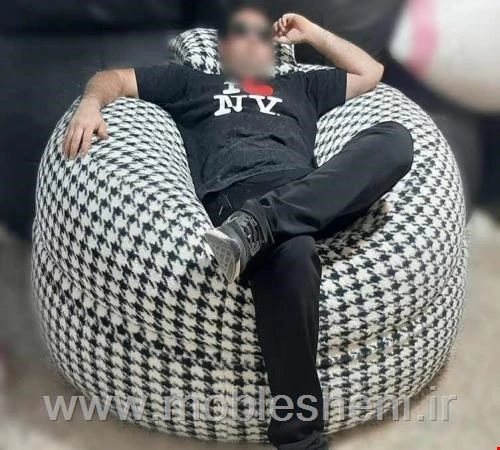 مبل راحتی شنی الیافی گرد، با پارچه خز سوپرسافت سیاه و سفید