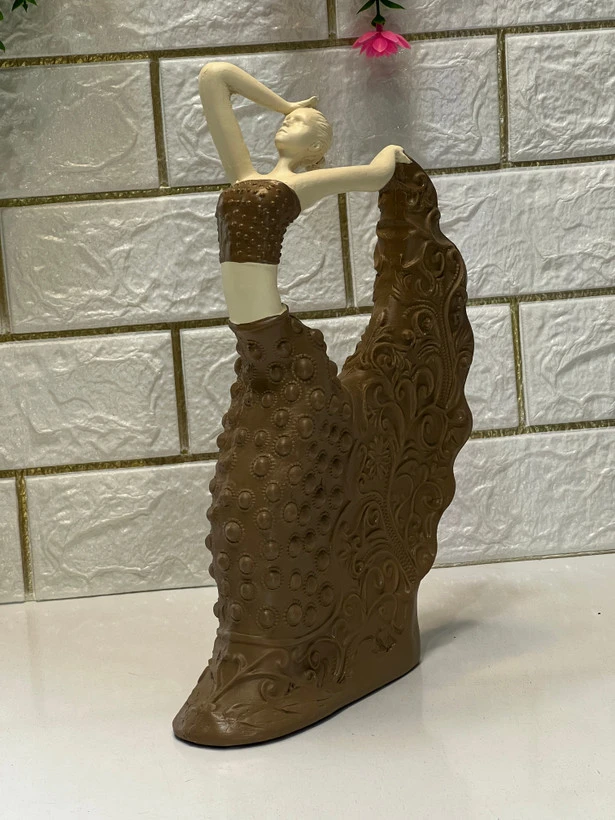 مجسمه دختر رقصنده نسکافه ای