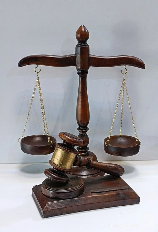 مجموعه تندیس ترازوی عدالت پلی استر
