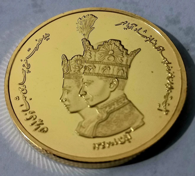 مدال تاجگذاری شاه و فرح با کپسول محافظ خارجی