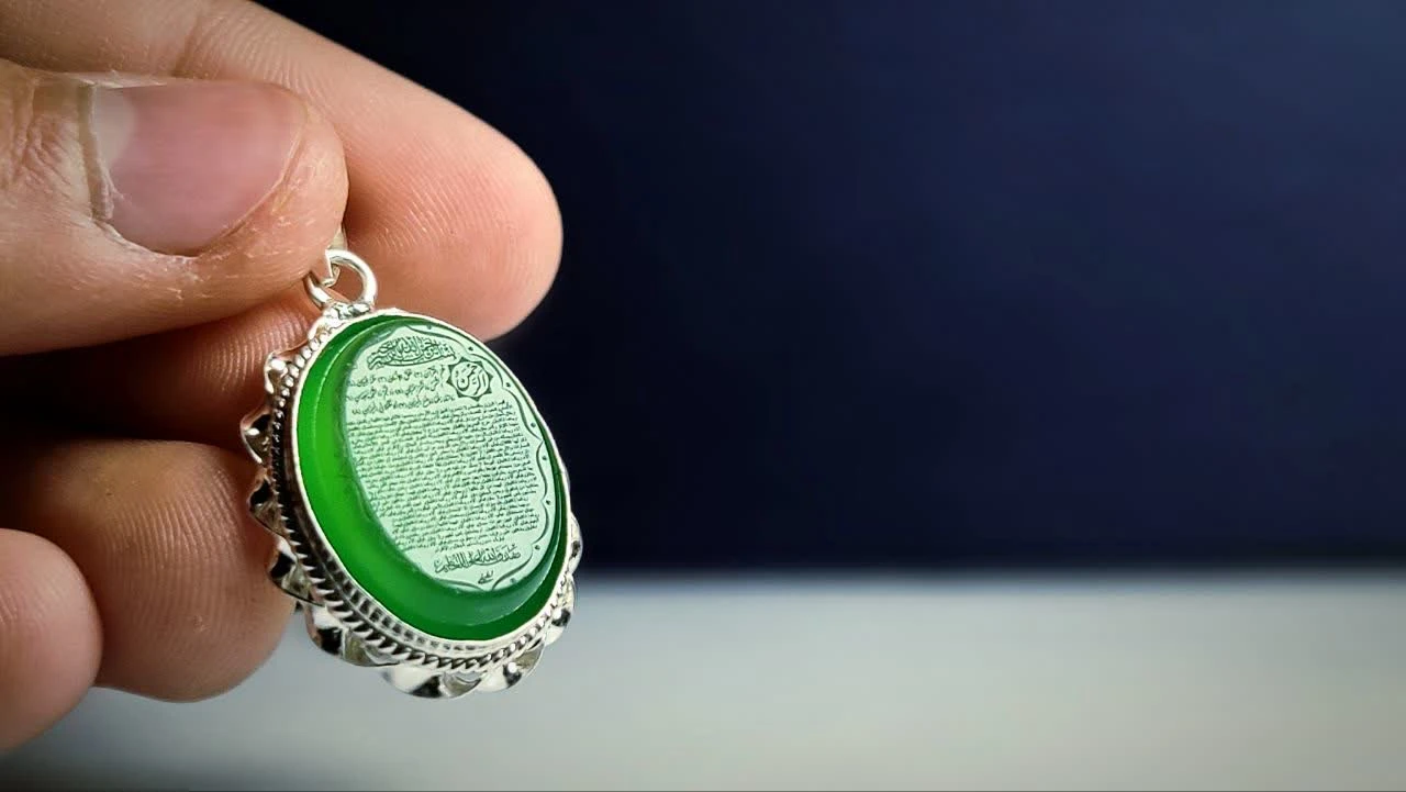 مدال نقره عقیق سبز با حکاکی مبارک “الرحمن” کد 2034