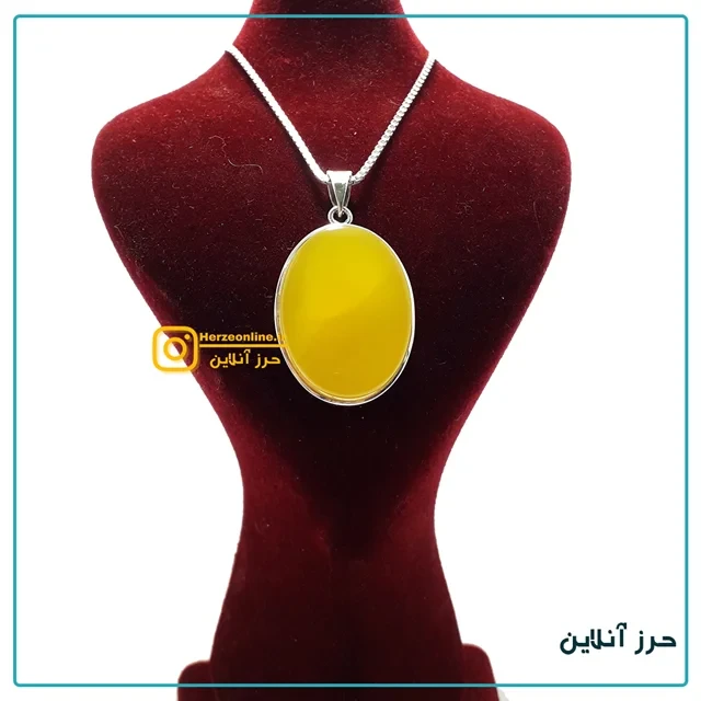 مدال گردن آویز نقره عقیق زرد شرف الشمس دارای 4حرز شریف دستنویس روی پوست آهو