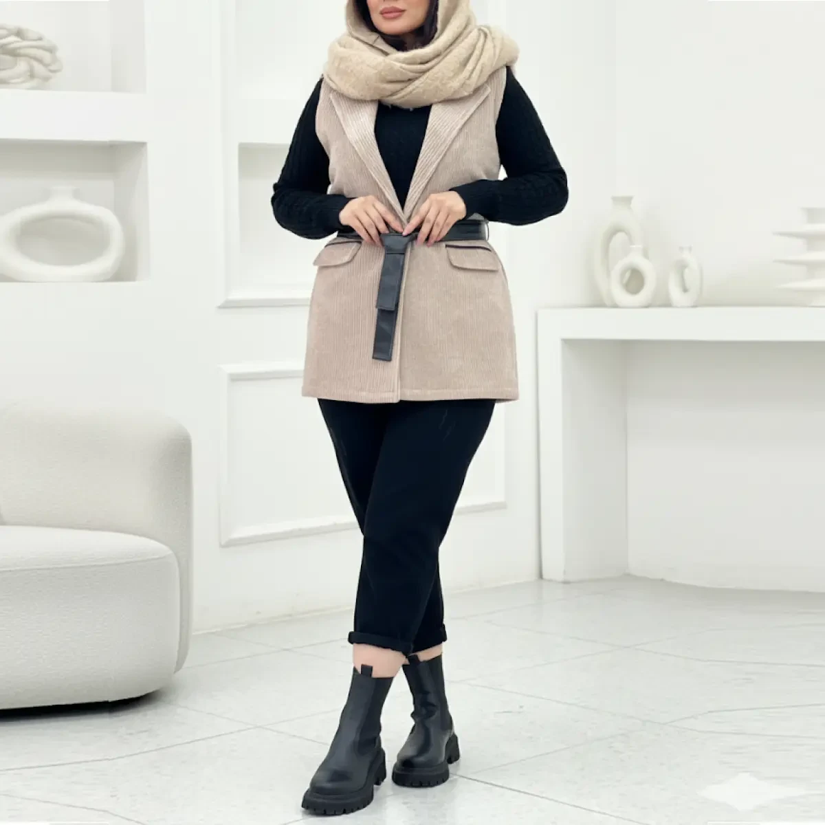وست زنانه کرپ بژ کمربنددار با طراحی مینیمال