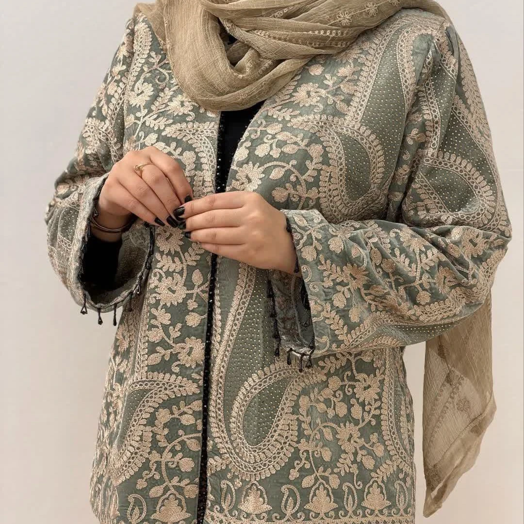 پارچه سوزن‌دوزی مجلسی شایلا طرح بته‌جقه با سنگ‌دوزی ظریف {زمینه مشکی}