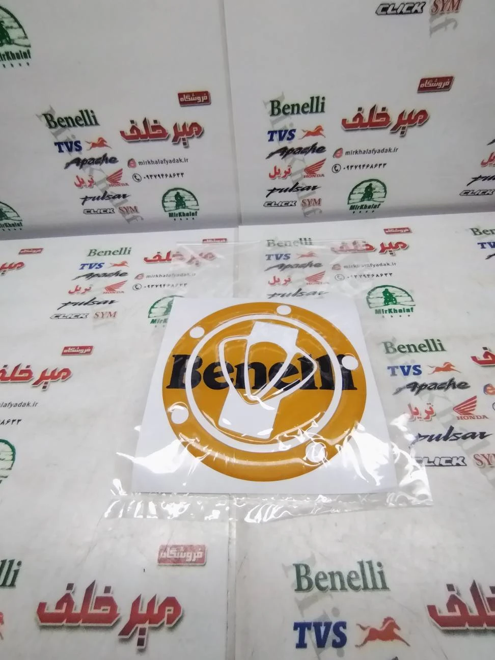 پد (برچسب) ارم روی درب باک موتور بنلی زرد طلایی (نوشته مشکی)