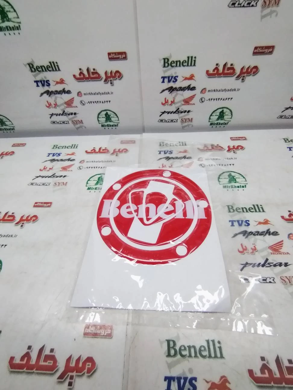 پد (برچسب) ارم روی درب باک موتور بنلی قرمز (نوشته سفید)
