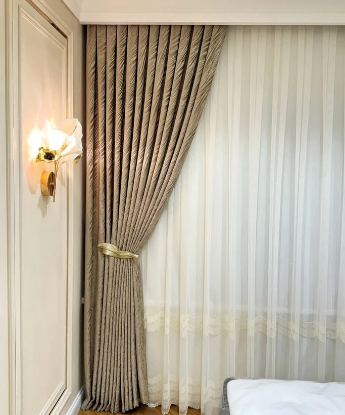 پرده پذیرایی حریر ساده و مخمل شانل برای یک طرف مخمل با عرض یک و نیم برای پنجره 2متری